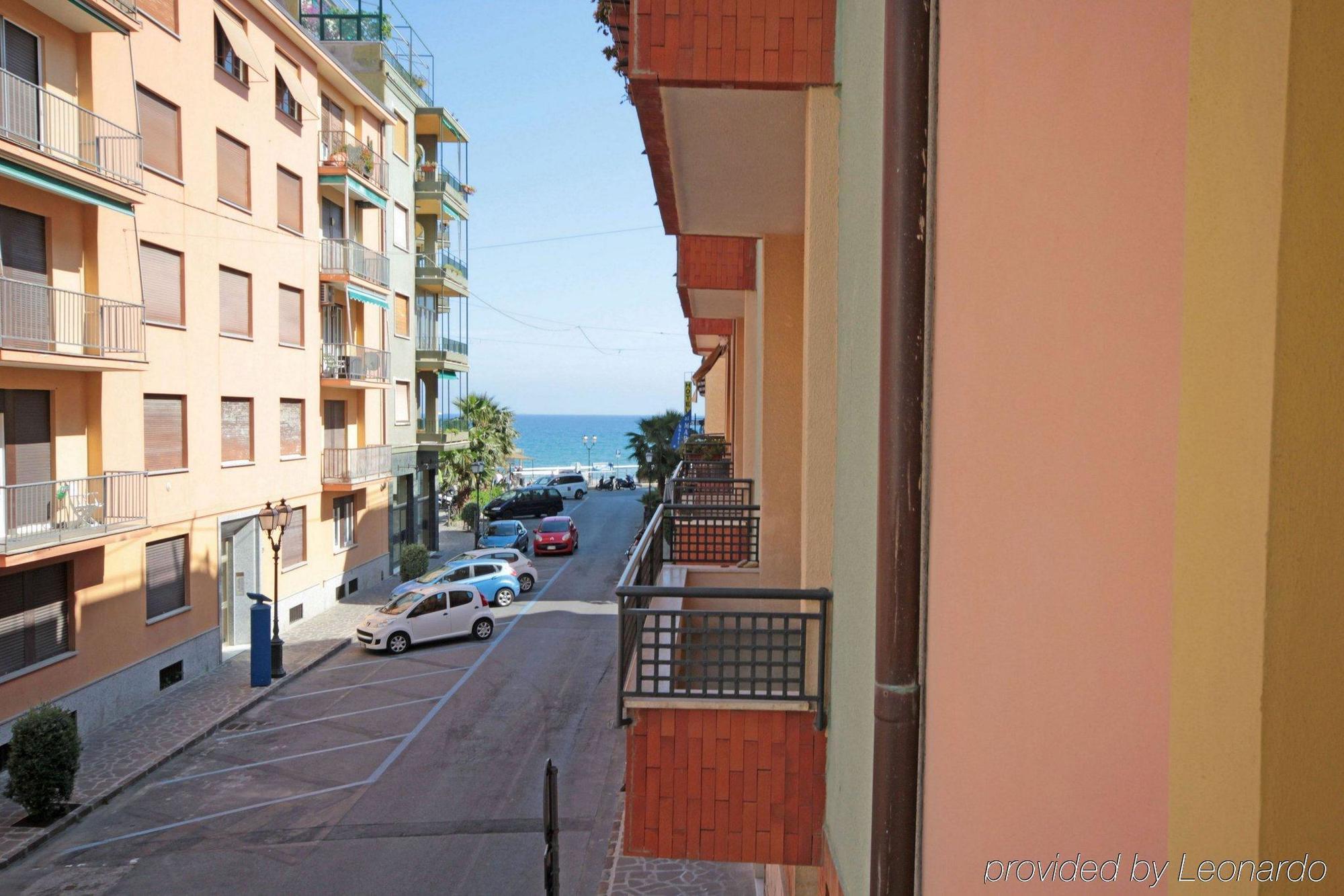 Hotel Mignon 50 Mt Dalla Spiaggia E Dall'Isola Pedonale Alassio Eksteriør bilde